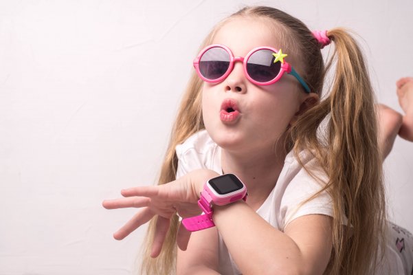 girl with smartwatch child pink sunglasses